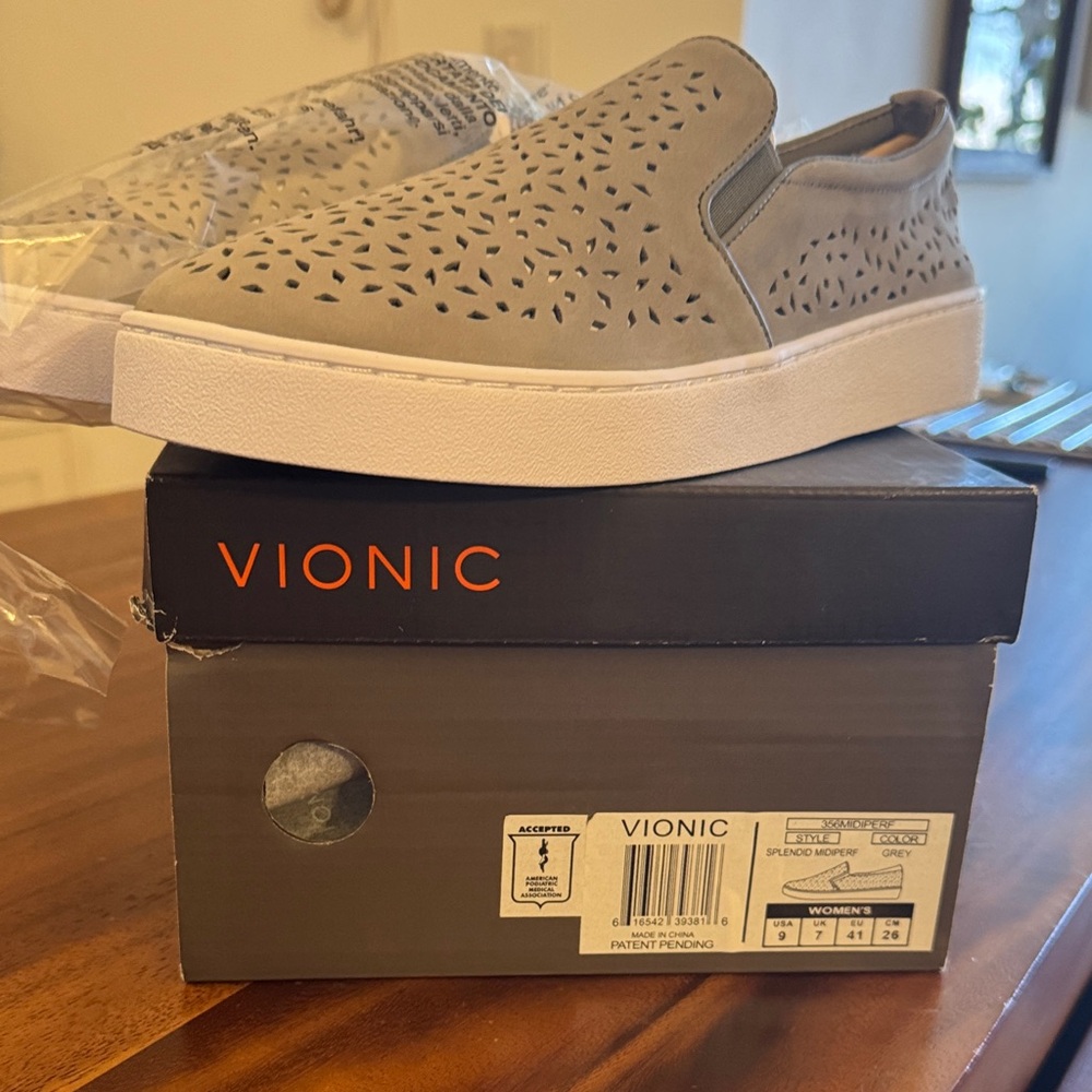 Vionic women’s loafer NIB size 9 in grey